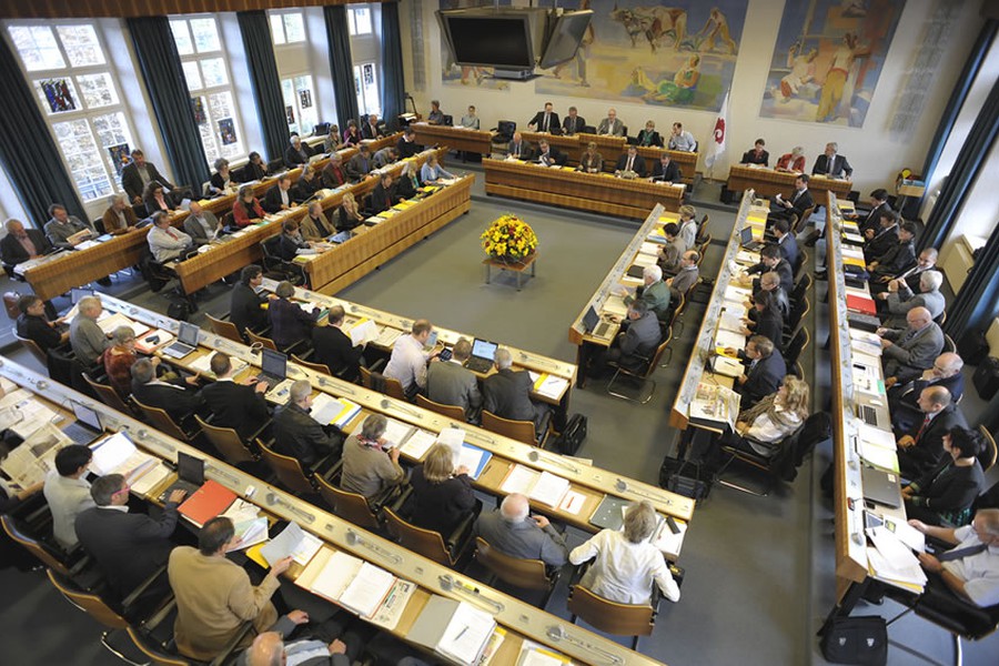 Rechte Mehrheit verteidigt Filz und will inexistente Personalförderung kaschieren