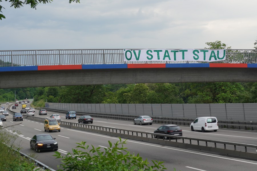 JUSO startet Sammelphase für ÖV-Initiative mit Transpi-Aktion
