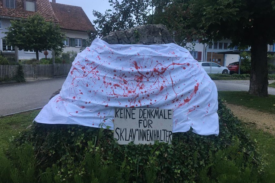 Juso-Aktivist*innen verdecken Sklav*innenhändler-Denkmal in Rünenberg