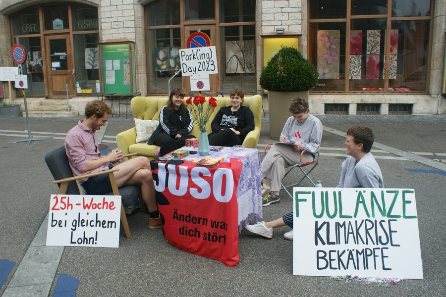 JUSO Baselland besetzt Sissacher Parkplatz unter dem Motto “Faulenzen: Klimakrise bekämpfen”