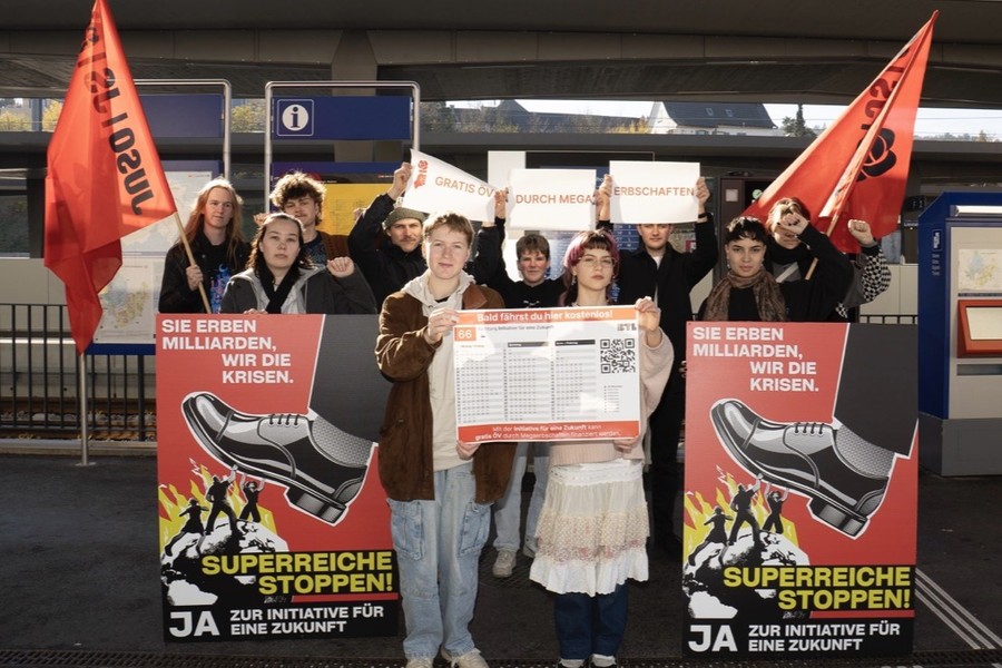 Gratis-ÖV dank gerechter Erbschaftssteuer:  JUSO Baselland klebt die Zukunft an die Haltestellen