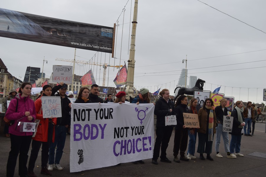 JUSO Baselland und Basel-Stadt protestieren gegen Abtreibungsgegner*innen